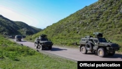 Казакстандагы чогултулган "Арлан" аскердик автоунаасы машыгуу учурунда. Иллюстрациялык сүрөт.