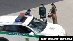 Türkmen polisiýasy 2017-nji ýylda zenanlaryň sürüjilik dokumentlerini eden-etdilikli ellerinden alyp başlady