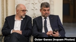 Președintele PSD insistă pentru revenirea la impozitul progresiv, fără să explice care sunt avantajele sistemului, care sunt cotele de impozitare sau de la ce nivel se vor aplica. Imagine cu Marcel Ciolacu (dreapta) și Kelemen Hunor, președintele UDMR (stânga).