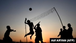 کودکان افغان در جریان بازی والیبال (آرشیف)