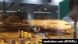 "Türkmenhowaýollarynyň" Pekiniň aeroportunda duran uçary. 3-nji fewral, 2020 ý.