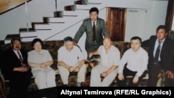 Дооронбек Садырбаев Жогорку Кеңеште депутат болуп турганда кесиптештери менен.