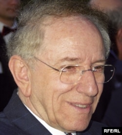 Nestor Ratesh, directorul secție române de la Radio Europa Liberă între 1994 - 2002)