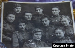 Хатипа Сафина (солдогу эң четте турган) бирге кызмат кылган курбулары менен.