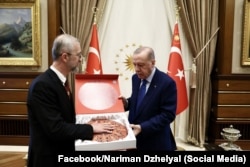 Украинаның Төркиядәге илчесе Нариман Джелял Төркия президенты "Дуслык калканы" тапшыра