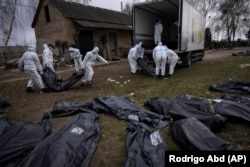 Ексгумація тіл цивільних, яких убили під час російської окупації. Буча. Київщина, 12 квітня 2022 року
