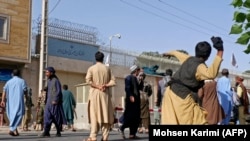 عکس: مظاهره چیان خشمکین در هرات که سه هفته قبل در واکنش به رفتار ایران در برابر مهاجرین افغان٬ به ساختمان قنسلگری ایران حمله کردند