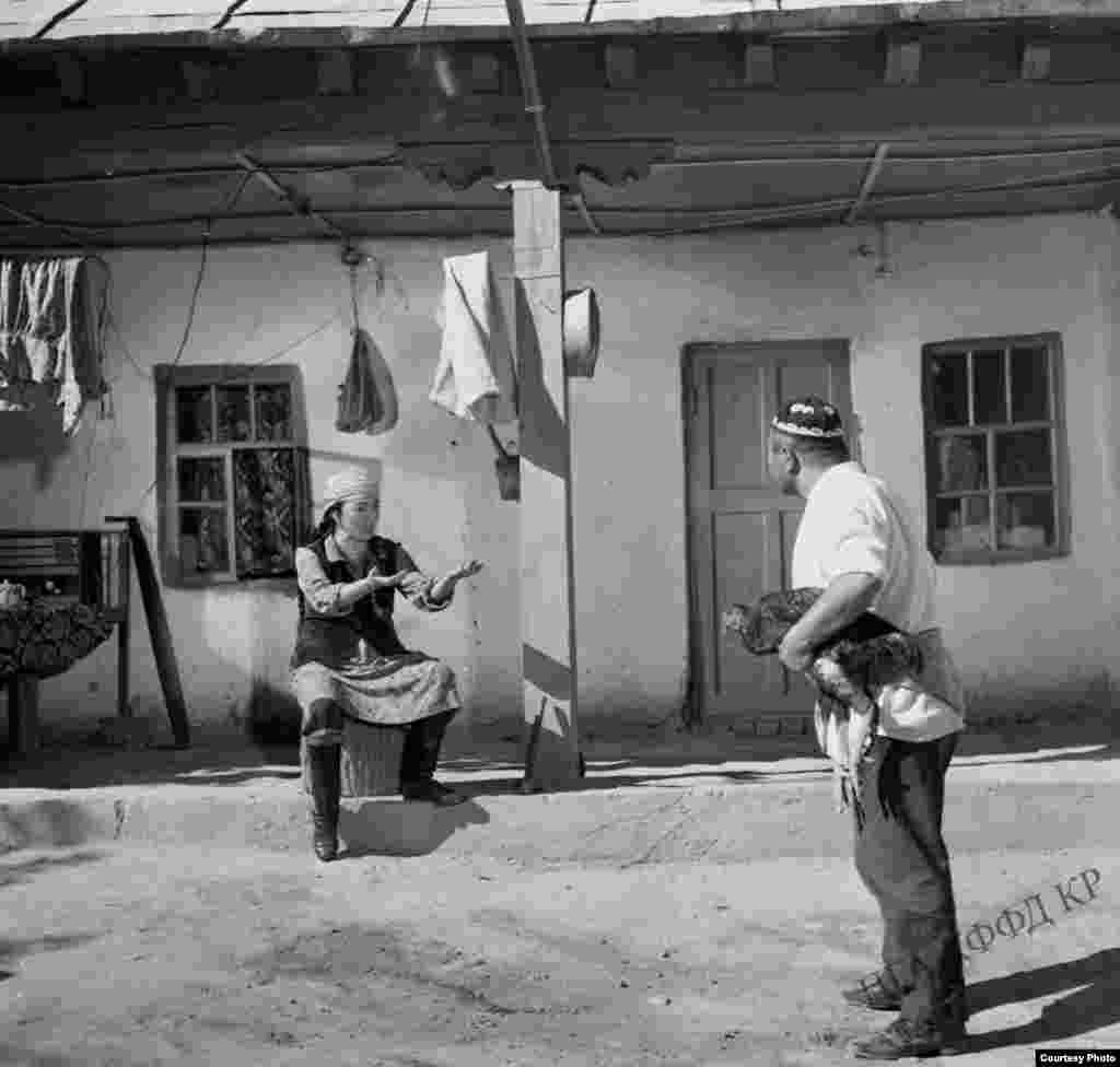 Геннадий Базаров тарткан "Көчө"&nbsp;тасмасы 1972-жылы Токтогул ГЭСи жаңы гана курула баштаганда тартылган. Сценарийи Мурза Гапаровго таандык.