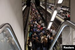 Люди в ожидании метро в Мадриде утром 29 апреля. Несмотря на возобновление поставок электроэнергии, работа метро утром не была восстановлена полностью