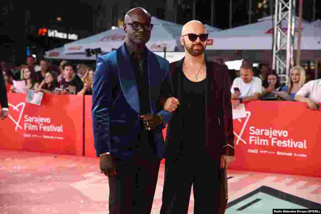 Pjevač Deen s partnerom. 