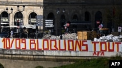Graffiti cu chemarea „Să blocăm totul pe 10 septembrie” la Bordeaux, pictat de suporterii stângii, care vor o schimbare radicală după preconizata cădere a guvernului Bayrou.
