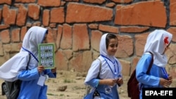 آرشیف: افغان نجونې ښوونځي ته د تګ پر مهال