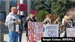 Protest în fața ministerului Educației din Chișinău împotriva discriminării elevilor transgender în școli, 15 aprilie 2022.