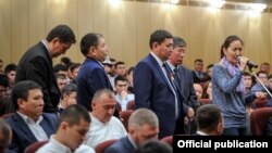 Өкмөт башчы Сапар Исаков менен жолугушууга келген Орусиядагы кыргыздар.  