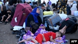 اسلام کلا کې یوه راستنه شوې مېرمن له خپل ماشوم سره 