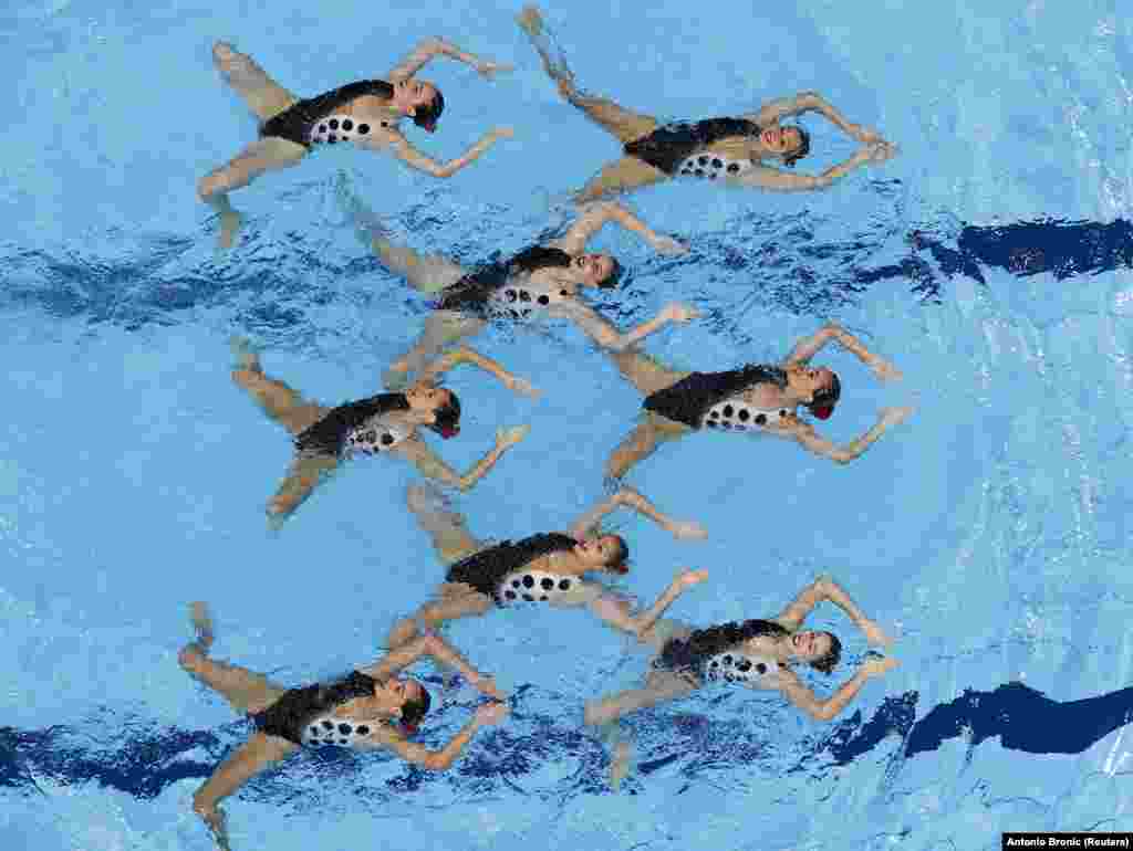 Сууда көркөм сүзүү алгач "суудагы балет" деп аталып, 1920-жылы Канадада пайда болгон.&nbsp;