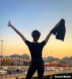 Një protestuese në Teheran heq hixhabin. Shtator 2022.