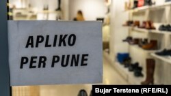 Shpallje për punë në një dyqan këpucësh në Prishtinë.
