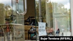 Shpallje për punë në një tjetër dyqan këpucësh në Prishtinë.