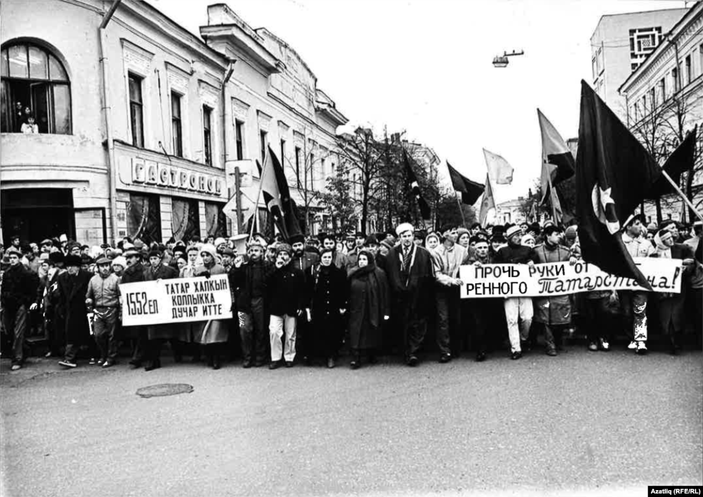 Аңарчы тар даирәләрдә генә искә алынган хәтер көнен 1990нчы елның 14 октябрендә Казанда зурлап уздыралар. Шәһәр үзәгендәге ирек мәйданындагы митингтан соң меңнәрчә кеше Казан кирмәненә, Сөембикә манарасы янына кузгала. Анда Казанны Явыз Иван гаскәрләреннән яклап һәлак булганнар рухына дога кылалар.