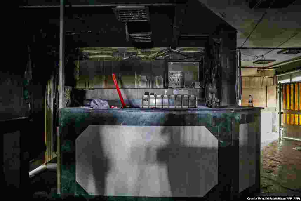 Šteta od požara u zatvoru Evin na fotografiji od 16. oktobra. Guverner Teherana Mohsen Mansuri tvrdi da je požar izazvala "tučnjava između nekih zatvorenika" u šivaćoj radionici. Ta je tvrdnja naveliko osporavana na iranskim društvenim mrežama, ali usred ograničenja interneta i komunikacija, mnogo toga o smrtonosnom nasilju ostaje nejasno.