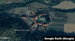 Në këtë hartë të vitit 2020 shihet se Manastiri i Deçanit ka ndërtuar një mur rrethues qindra metra të gjatë, si dhe ka shtuar disa objekte të reja përcjellëse.