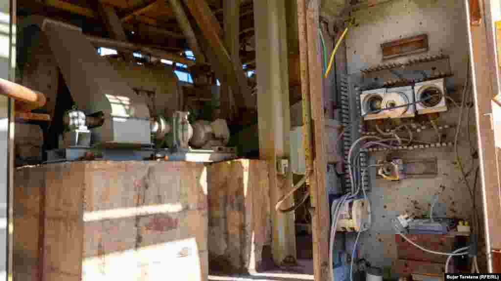 Një trafo e energjisë elektrike, e cila është jashtë funksionit në Metalurgjinë e zinkut.&nbsp;