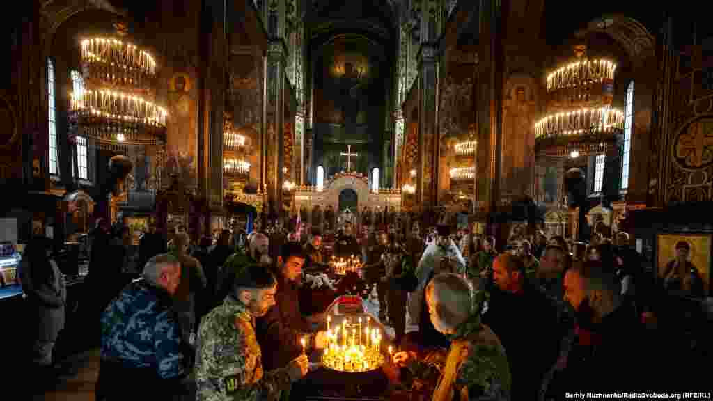 Під час прощальної церемонії за грузинським добровольцем, оборонцем України Едішером Кварцхелія. Володимирський собор, Київ
