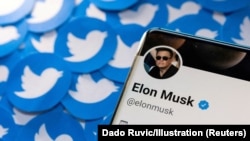 După ce a cumpărat Twitter, Elon Musk este cel care va decide viitorul platformei. El se declară un adept convins al libertății de exprimare absolute.