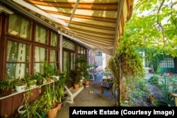 Curțile interioare ale Bucureștiului păstrează farmecul natural al vremurilor trecute