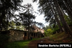 Hoteli "Iliria" i shkatërruar gati tërësisht.