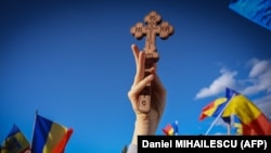 Un susținător din partea AUR participă la un protest împotriva creșterii prețurilor la energie și utilități în București, 2 octombrie 2022.