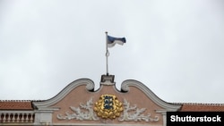 Флаг на здании эстонского парламента, иллюстративное фото