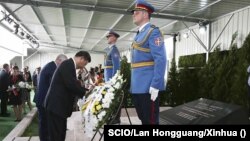 Kineski lider Si Đinping tokom državne posete Beogradu odaje počast poginulima u bombardovanju ambasade, 17. jun 2016.