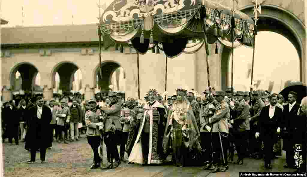 Regina Maria, alături de Regele Ferdinand, în momentul ei de maximă glorie: Încoronarea de la Alba Iulia din 15 octombrie 1922. Cei doi deveniseră suverani ai României în vreme de război, în 1914, când orice ceremonie a fost considerată nepotrivită. Dar la finele unor ani cumpliți, România s-a unit cu Basarabia, Bucovina și cu mult-râvnita Transilvanie, leagănul națiunii române.