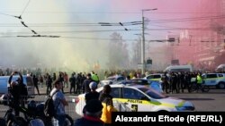 Intersecția străzilor Mitropolit Bănulescu-Bodoni cu Ștefan cel Mare și Sfânt, blocată de poliție.