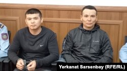 Сот залына әкелінген белсенді Ержан Елшібаев (сол жақтан екінші) және жанындағы тұтқын Құттымұрат Есқараев. Қызылорда, 29 қыркүйек 2022 жыл.