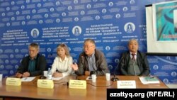 Правозащитники и активисты на пресс-конференции в поддержку активиста Ержана Елшибаева. 13 октября 2022 года