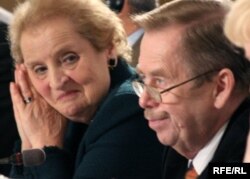 Частою гостею Вацлава Гавела на «Форумі 2000» була колишня держсекретар США Мадлен Олбрайт, Прага, 8 жовтня 2007 року