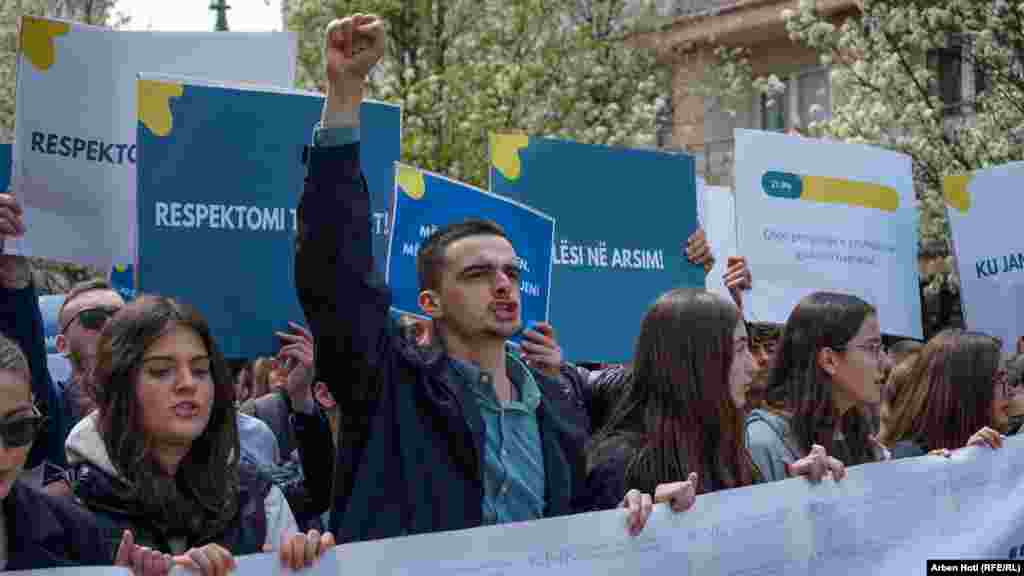 Në këtë marsh protestuesit nxënësit kërkonin cilësi më të mirë në arsim dhe kushte më të mira nëpër shkolla.