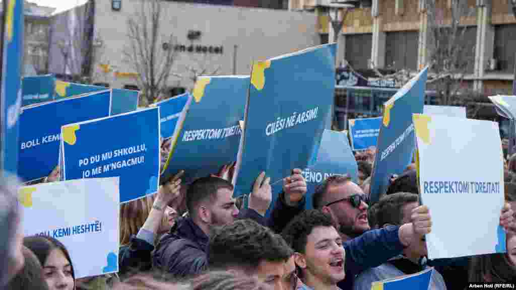 Nxënësit protestues mbanin pankarta me mbishkrime si " Boll kemi heshtur", "Respektomi të drejtat" etj.
