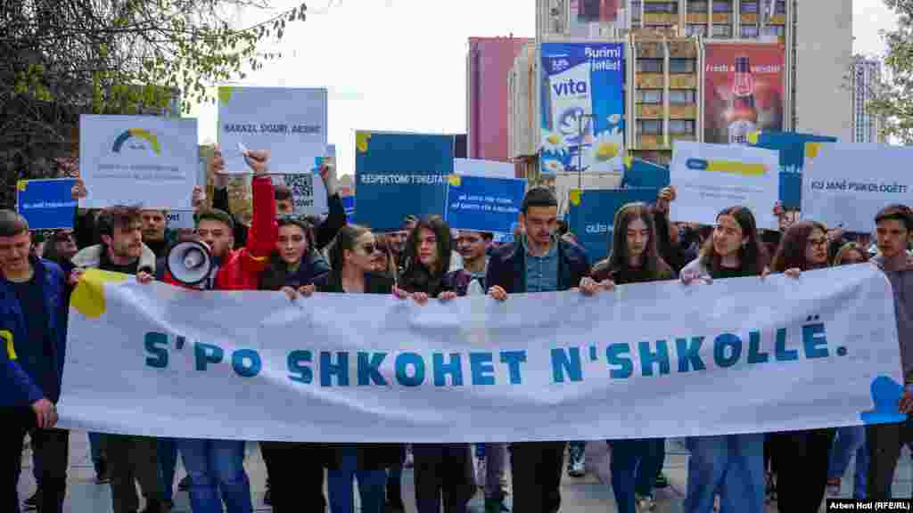 Nxënës të shkollave të mesme në Prishtinë kanë mbajtur të martën,&nbsp; një marsh protestues me moton &ldquo;S&rsquo;po shkohet në shkollë&rdquo;.
