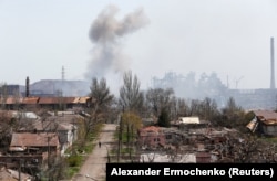 O pală de fum de la lupte se ridică de deasupra fabricii de fier și oțel Azovstal, din Mariupol, bombardată pe 18 aprilie de forțele ruse, la aproape două luni de la invazia Rusiei în Ucraina.