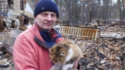 Localnic din Irpin, care a salvat o pisică din dărâmături