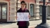 Iskander Gabrakhmanov protestează în Kazan împotriva războiului din Ucraina pe 9 mai anul trecut. 