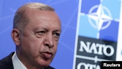 Potrivit președintelui turc Recep Tayyip Erdogan, Turcia nu va susține aderarea Suediei și Finlandei la NATO, acuzând cele două state de susținerea unor „organizații teroriste”. Suedia a semnat marți cererea oficială de aderare.