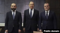 Главы МИД Армении, России и Азербайджана - Арарат Мирзоян, Сергей Лавров и Джейхун Байрамов