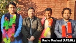 خادم خان اپریدی (په عکس کې له ښي لوري لومړی) د باړې د نورو ملګرو خبریالانو سره: انځور له ارشیفه