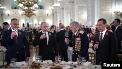 De la stânga la dreapta: Igor Dodon, Vladimir Putin, un veteran de război și premierul rus Dmitri Medvedev la Ziua Victoriei, la Moscova, în 2017. 