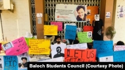 د پنجاب پوهنتون زده کوونکي د پوهنتون د وایس چانسلر دفتر مخې ته په احتجاج دي